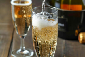 Des bulles de champagne dans deux verres