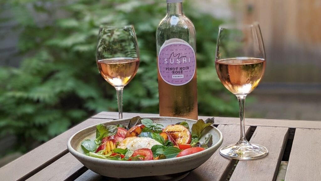 vin rose miss sushi et salade estivale nectarines