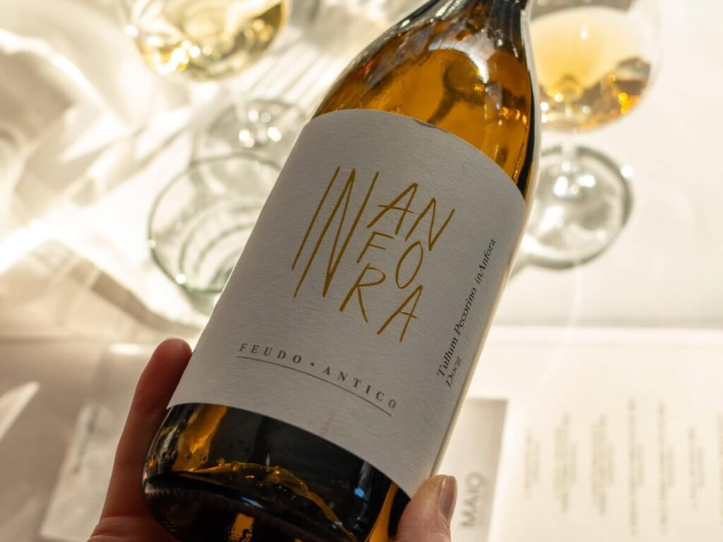 10 GRAPES DE PECORINO: Le format international du groupe Tollo Cantina pour dire à un symbole de raisin autochtone du vin des Abruzzes