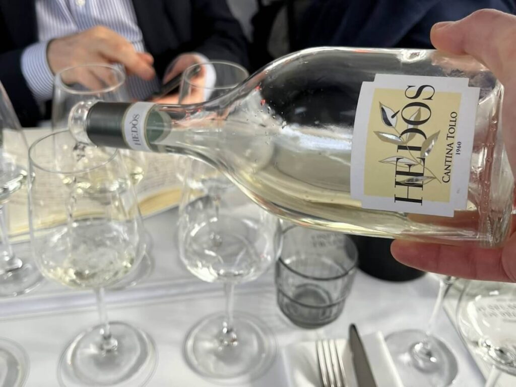 10 GRAPES DE PECORINO: Le format international du groupe Tollo Cantina pour dire à un symbole de raisin autochtone du vin des Abruzzes