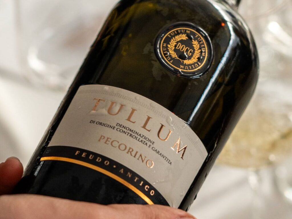 10 GRAPES DE PECORINO: Le format international du groupe Tollo Cantina pour dire à un symbole de raisin autochtone du vin des Abruzzes