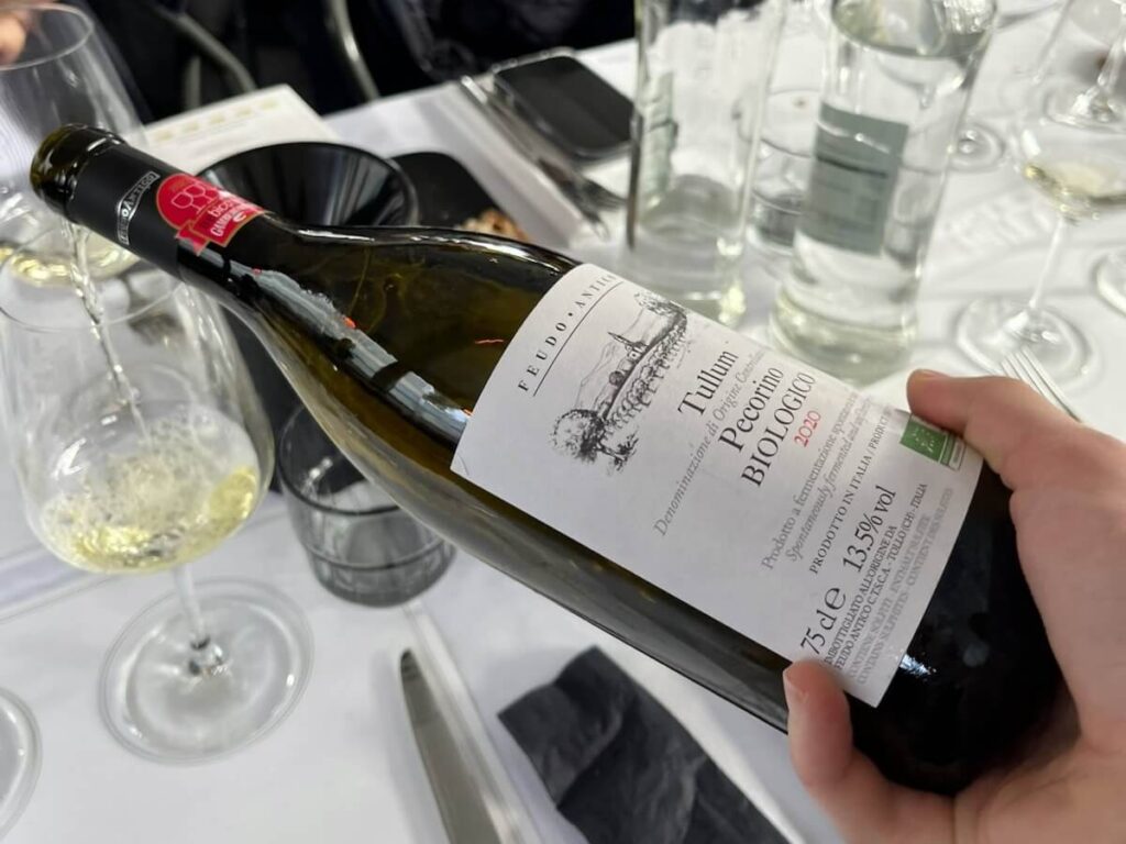 10 GRAPES DE PECORINO: Le format international du groupe Tollo Cantina pour dire à un symbole de raisin autochtone du vin des Abruzzes