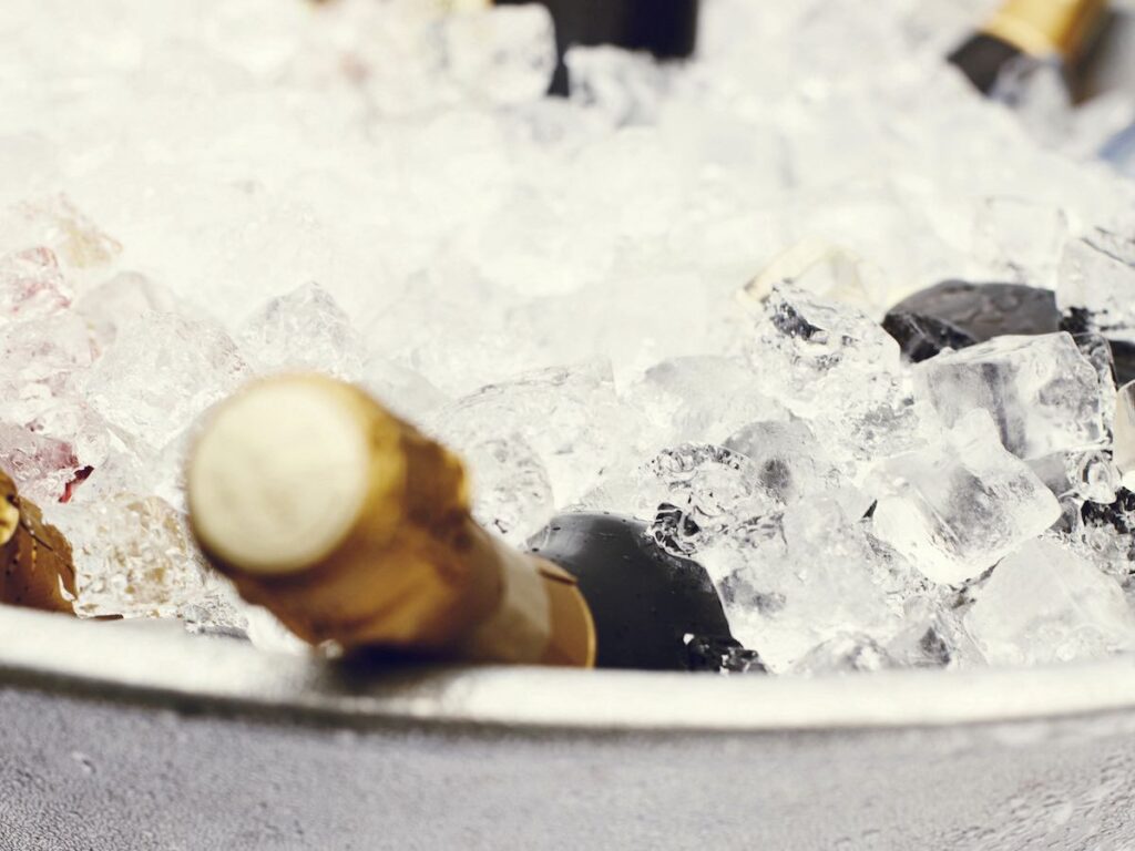 Ghiaccio nel calice, sì o no? La giusta temperatura del vino e tutto quello da sapere su come si serve e si conserva una bottiglia in estate.