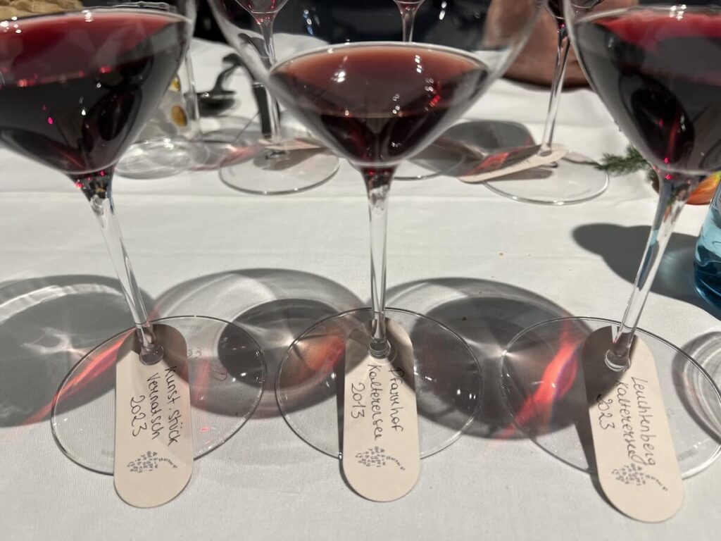 Cantina Kaltern vous invite à découvrir le cépage des esclaves, une œuvre d'art qui exprime avec la nouvelle édition Kunst.stück Passion for Wine.