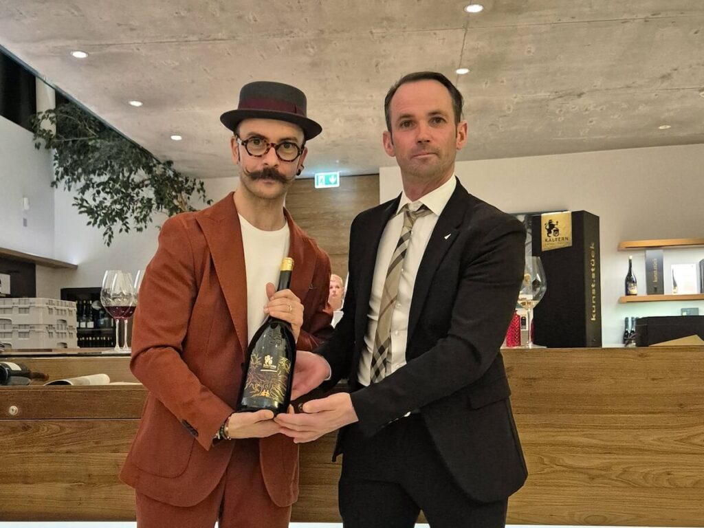 Kaltern Cantina: La nouvelle édition Kunst.Stück est un esclave de faisceau d'une manière ouvrière