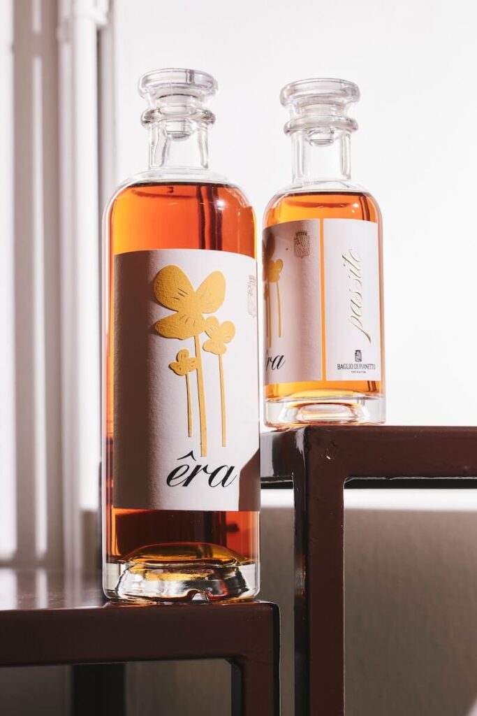 Le dessert final de la Saint-Valentin est avec Oura passito Baglio di Pianetto, le mélange de raisins archive Moscato et de jeunes millésimes des vignobles de la colline.