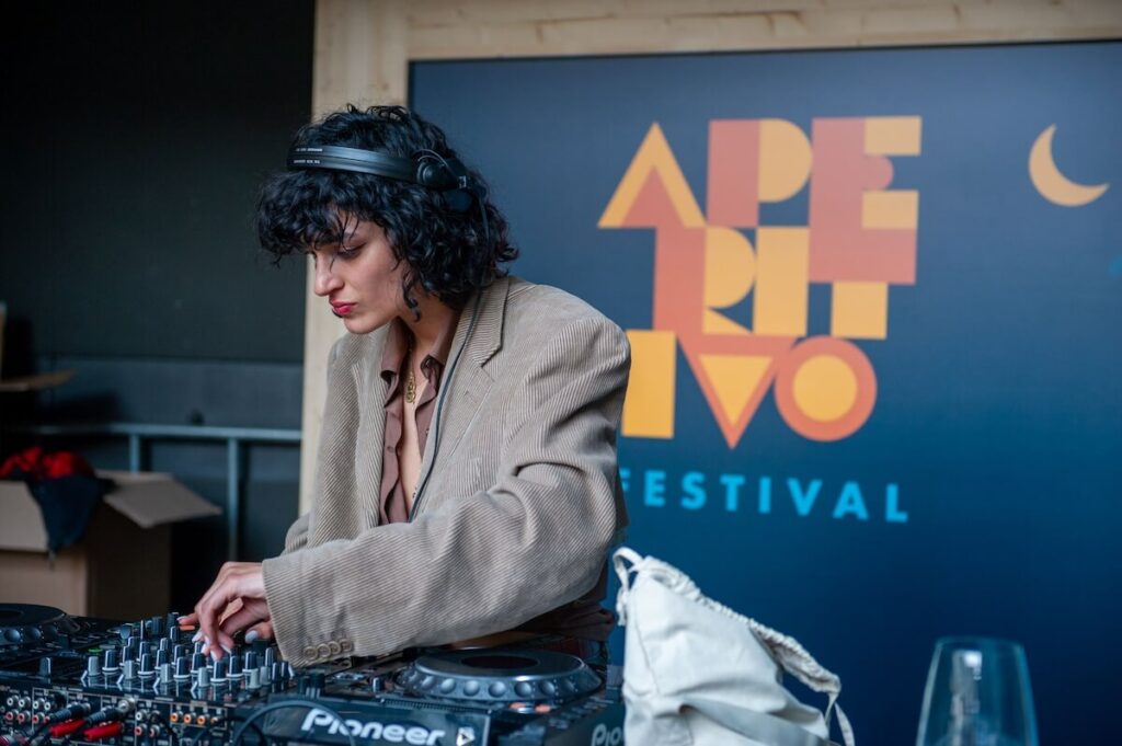 Aperitif, loin au festival de Milan: comment le rituel le plus aimé des Italiens change dans la combinaison de la nourriture et des boissons loin de la maison