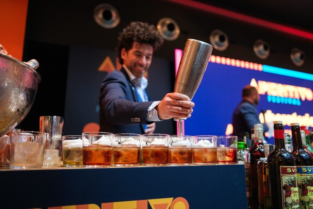 Apéritif, loin au festival de Milan: comment le rituel le plus aimé des Italiens change