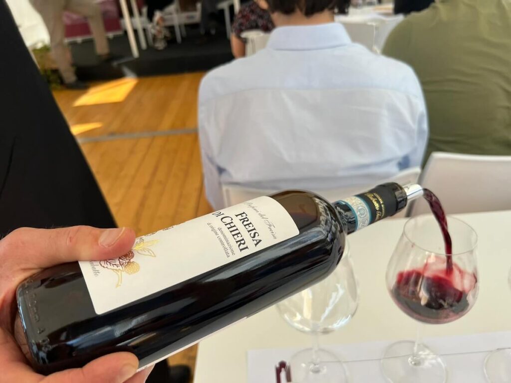 Par Freisa à Freisa: à Chieri Toast un symbole de vigne du Piémont du vin