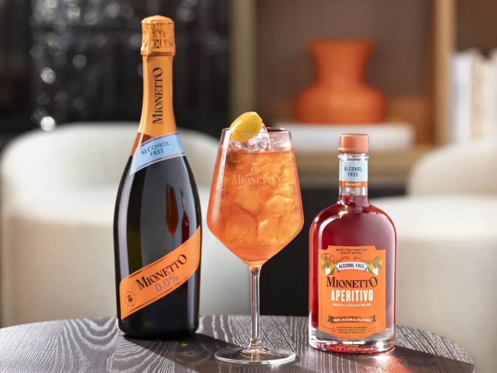 Monetto monte sur la chaise au Roma Bar Show avec l'alcool Spritz sans alcool