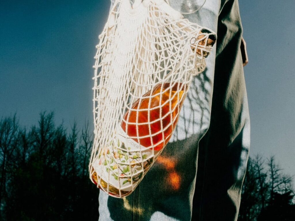 Le vin est de retour, le Catalogue 2025 a signé un élément autochtone, le projet écolier de la société des Caraïbes.