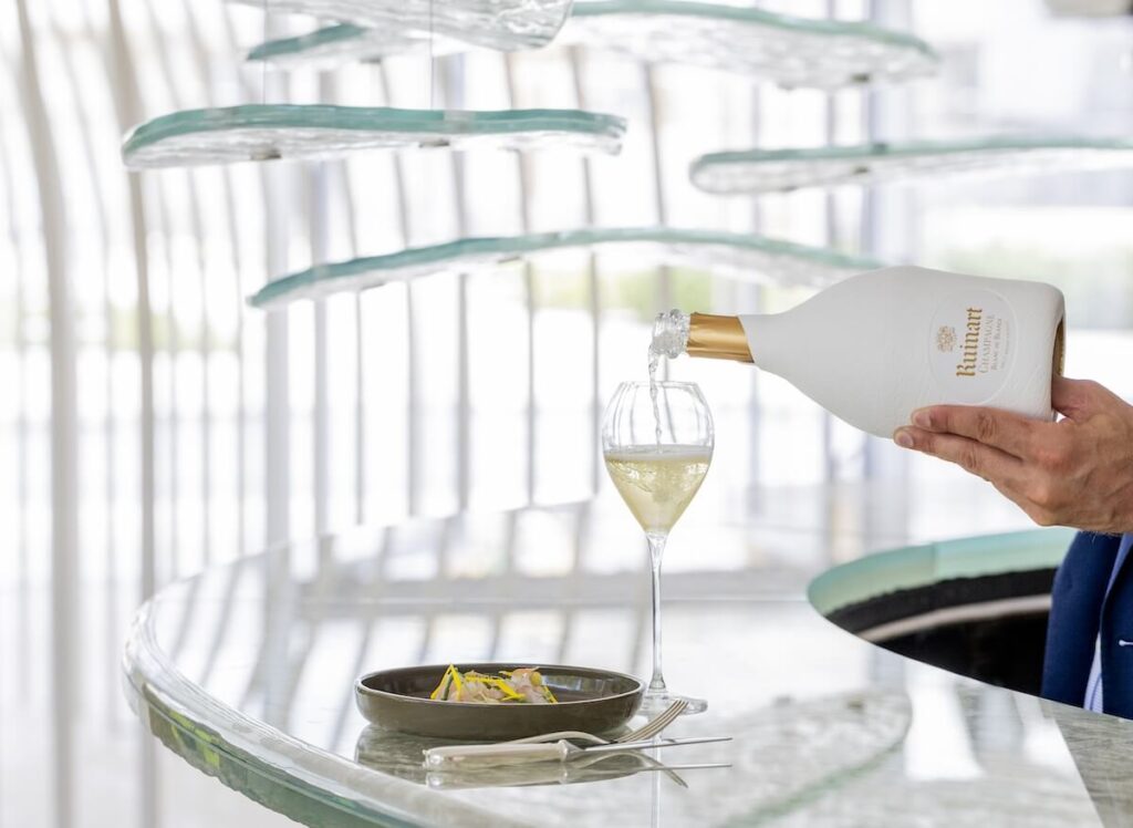 Explorez la Maison Ruinart A 4 par la rue des Crayères: destination d'excellence pour le champagne, l'art et les cultures gastronomiques au cœur de Reims.