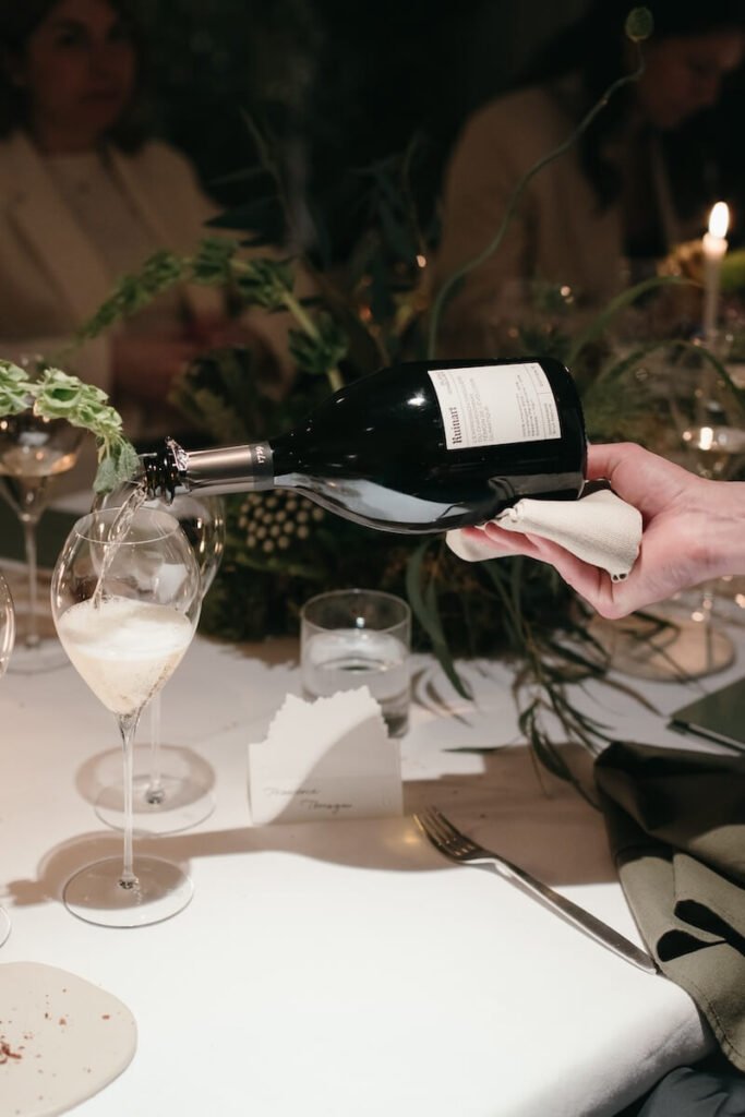 Explorez la Maison Ruinart A 4 par la rue des Crayères: destination d'excellence pour le champagne, l'art et les cultures gastronomiques au cœur de Reims.