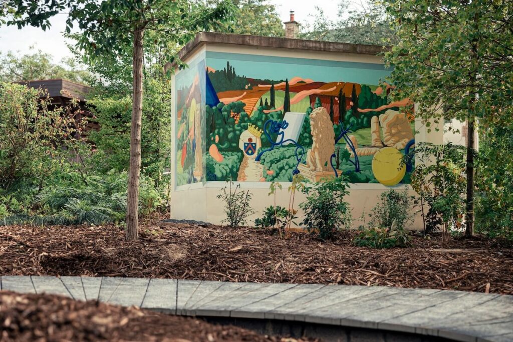 Explorez la Maison Ruinart A 4 par la rue des Crayères: destination d'excellence pour le champagne, l'art et les cultures gastronomiques au cœur de Reims.