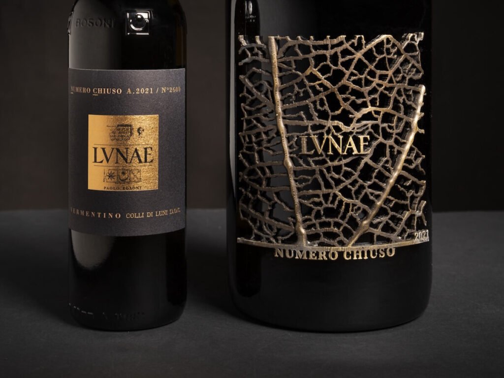 Vermentino Close Nombre de LVNAE: Bianco d'Autore qui défie le temps et devient de l'art, entre le design, l'identité méditerranéenne et la vision contemporaine