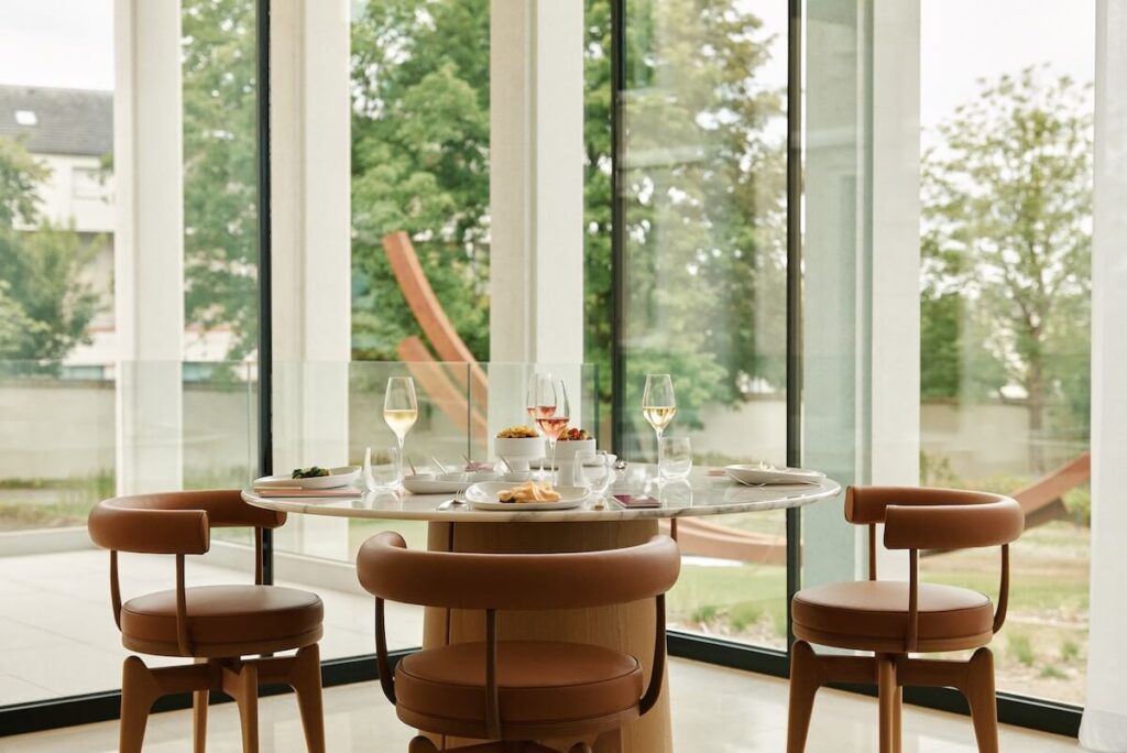 La table polychrome: Maison Taitinger ouvre un restaurant au siège de Reims en place Saint-Nicise avec le chef étoilé Charles Coulombeau.