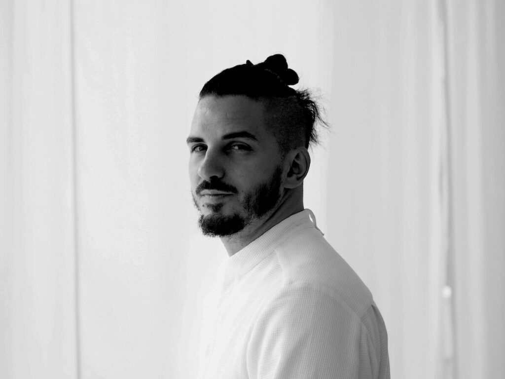 La table polychrome: Maison Taitinger ouvre un restaurant au siège de Reims en place Saint-Nicise avec le chef étoilé Charles Coulombeau.