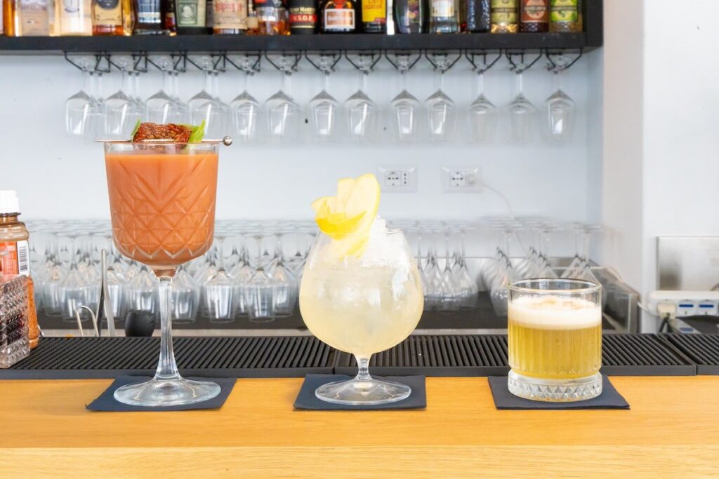 “Orient Express” è il cocktail dell’estate 2025: l’esperienza sensoriale firmata The Flag sul Lago Maggiore