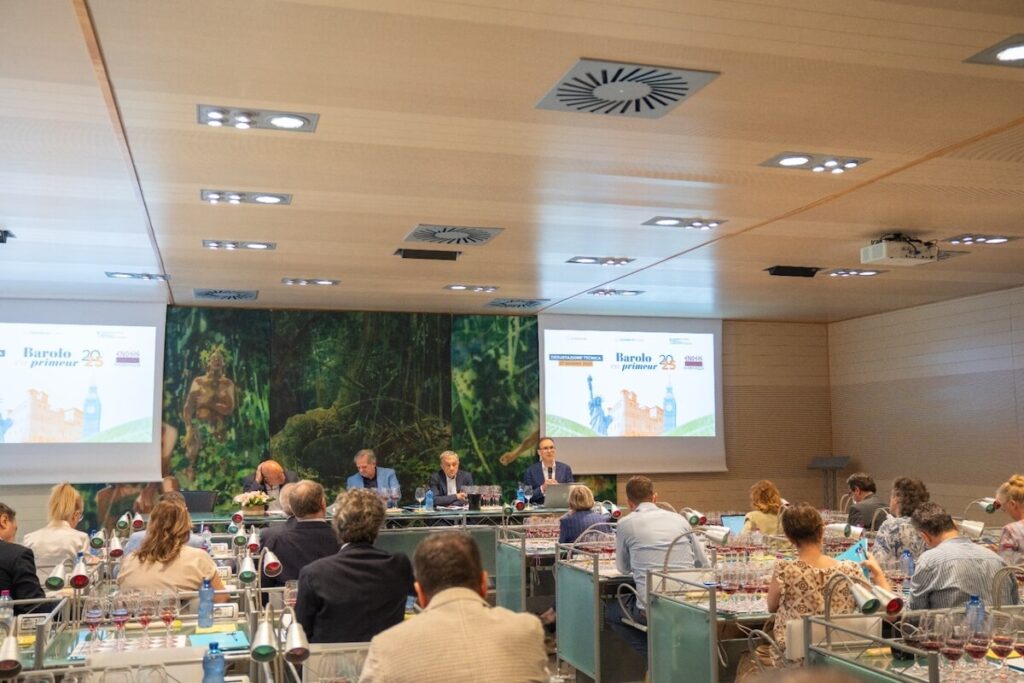 Découvrez Barolo en Primeur: tiges de bienfaisance, vins uniques du vignoble Gustava et de l'art international pour soutenir des projets sociaux au Piémont.