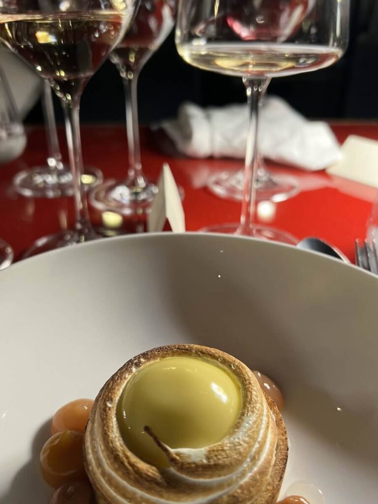 Explorez la ligne de Warth de Moser: les vins fermes blancs de Trentin et un surprenant Teroldego, également parfait avec du poisson.