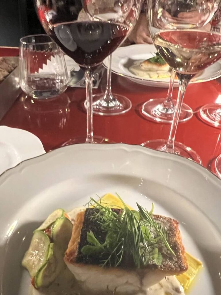 Explorez la ligne de Warth de Moser: les vins fermes blancs de Trentin et un surprenant Teroldego, également parfait avec du poisson.