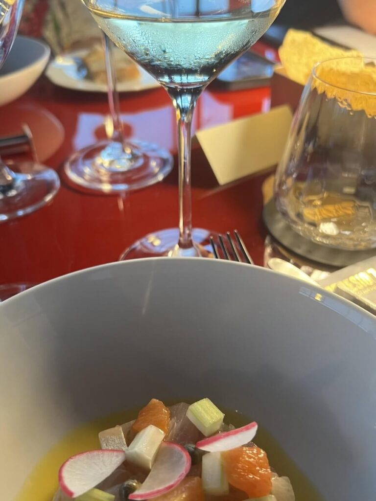Explorez la ligne de Warth de Moser: les vins fermes blancs de Trentin et un surprenant Teroldego, également parfait avec du poisson.