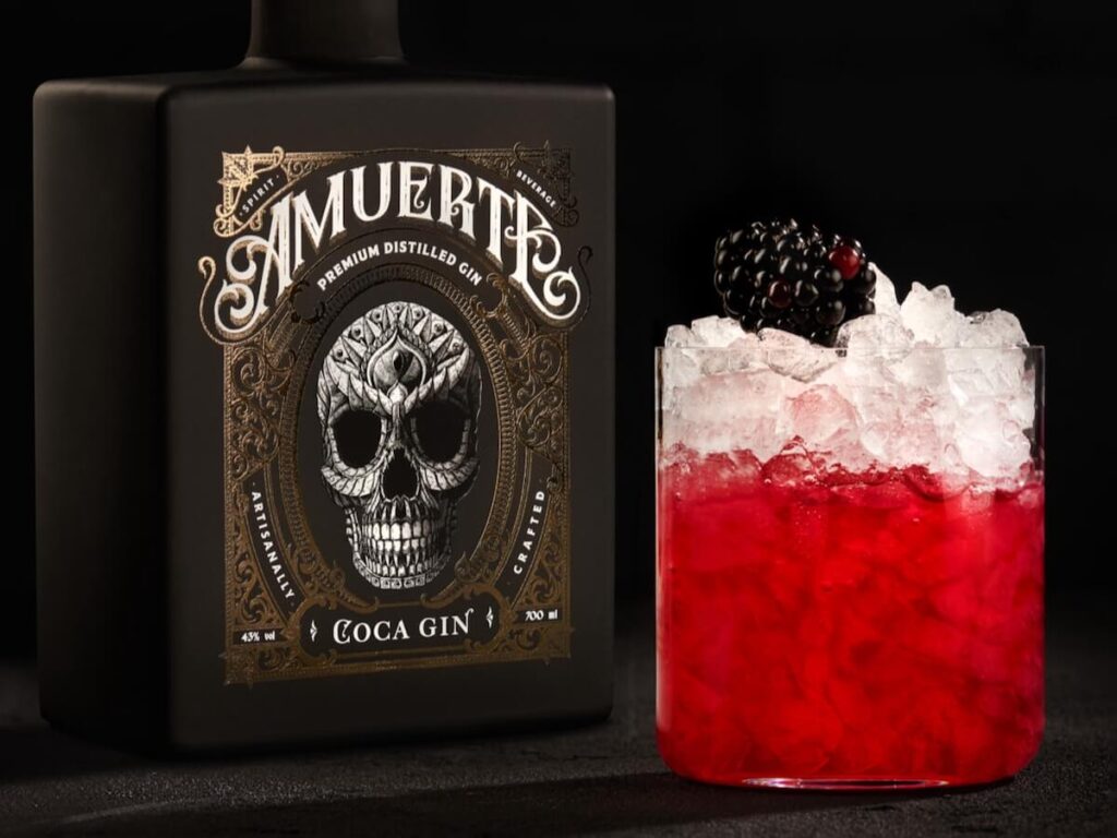 Une liste de boissons inspirée d'Alice célèbre les 160 ans de l'histoire avec des cocktails entre rêve, imagination et mixologie.