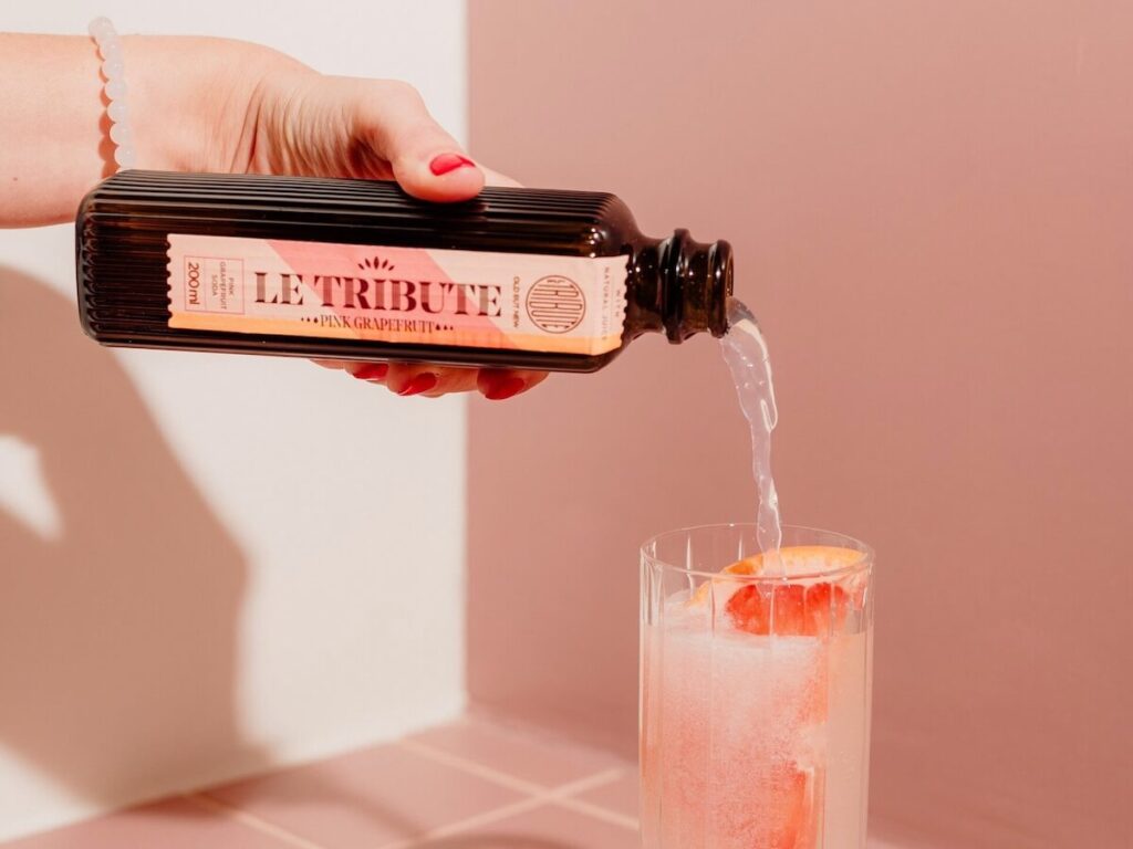 Une liste de boissons inspirée d'Alice célèbre les 160 ans de l'histoire avec des cocktails entre rêve, imagination et mixologie.