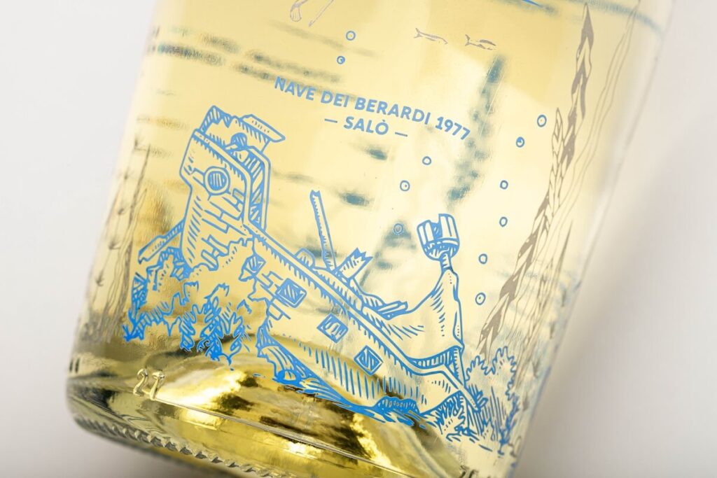 Découvrez -346m, The New Garda Doc Spumante di Cantine di Verona: un hommage de plongée au lac Garda, élégant et parfait pour l'été.