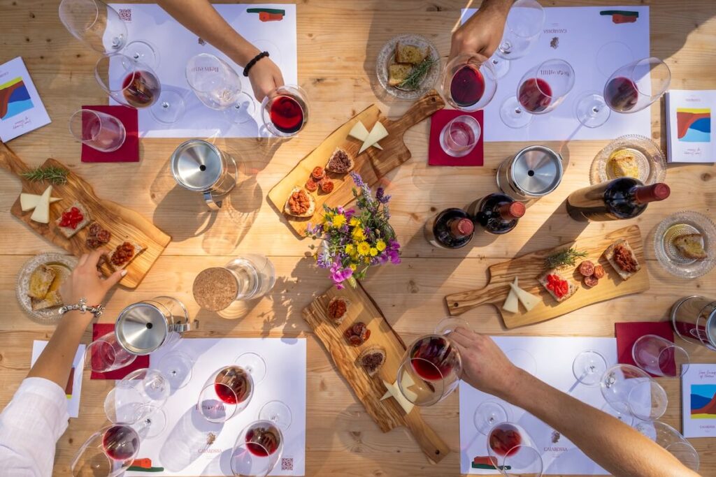 Vivez l'âme biodynamique de Caiarossa: dégustations, pique-niques sur le vignoble, événements sensoriels dans un endroit entre l'art, la nature et le vin.