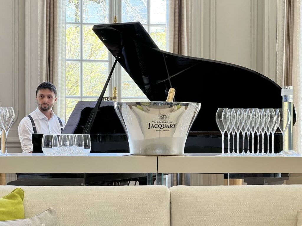 Immergez-vous dans le monde du champagne. Explorez ses arômes, ses saveurs et la vue enchanteresse des collines Reims.
