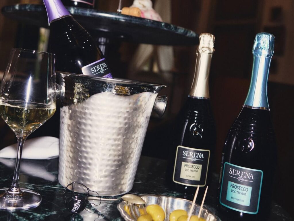 Serena 1881 offre un prosecco de qualité, parfait pour chaque occasion. Célébrez la confiance, l'authenticité et les petits moments de la vie avec style.