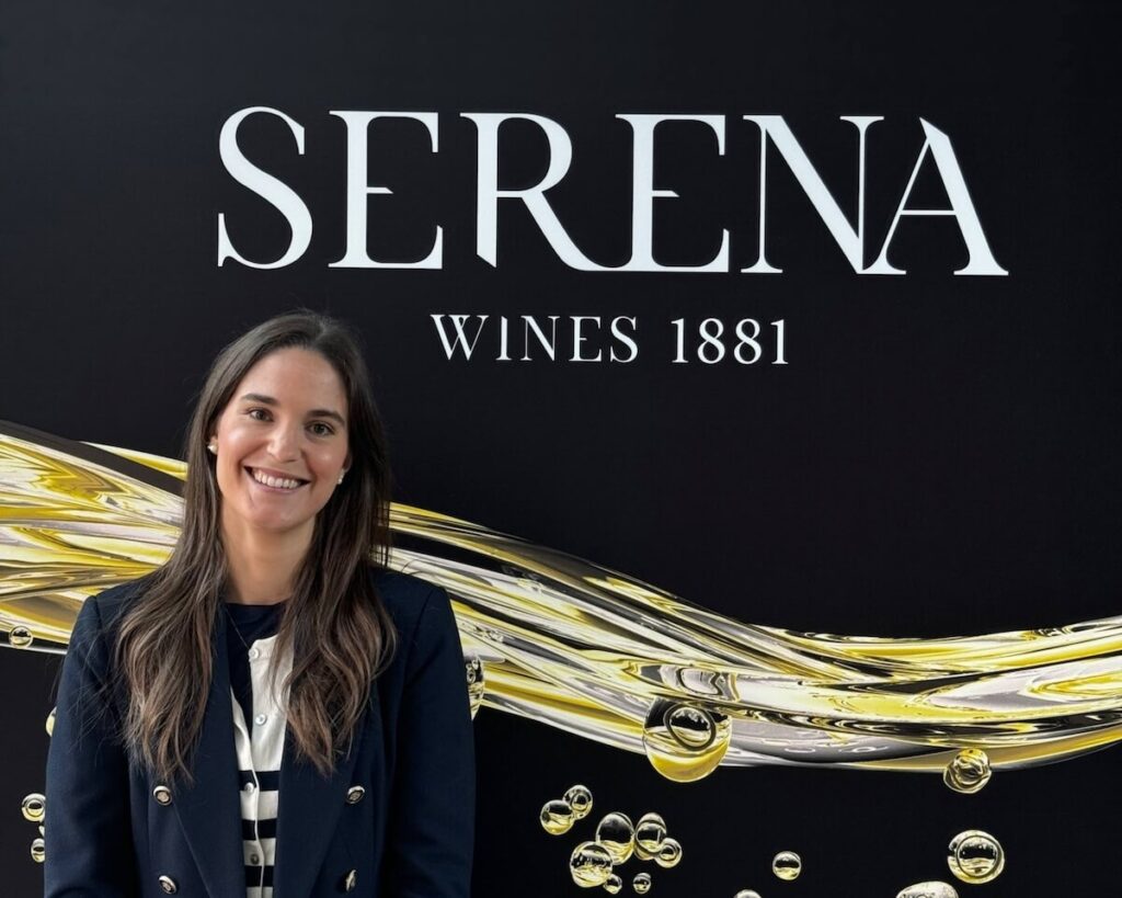 Serena 1881 offre un prosecco de qualité, parfait pour chaque occasion. Célébrez la confiance, l'authenticité et les petits moments de la vie avec style.