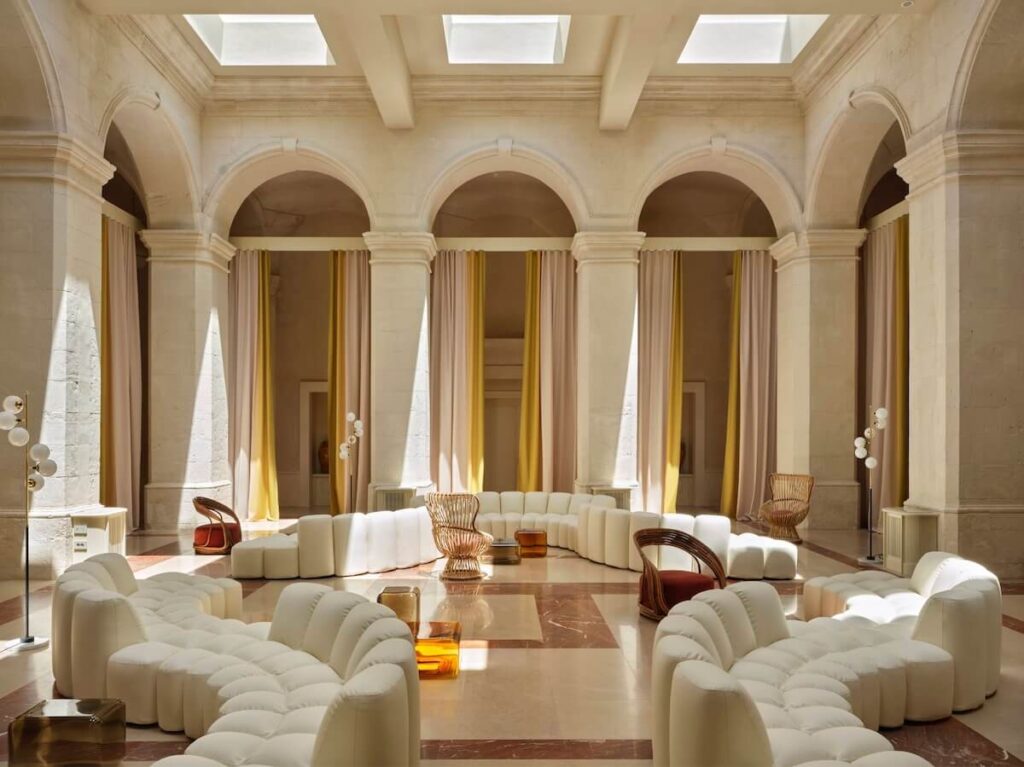 Discover Vista Ostuni, New Luxury 5-Star Hotel a plongé parmi les oliviers de la ville blanche. Ouvert à partir de juillet 2025 avec Suite, Restaurants et Spa.