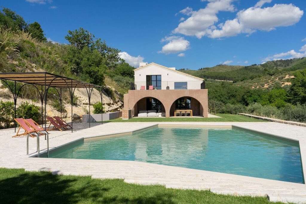 Découvrez Chaza par Arianna Occhipinti: Hospitalité généralisée dans les montagnes Iblei entre le vin, la nature et l'authenticité sicilienne.