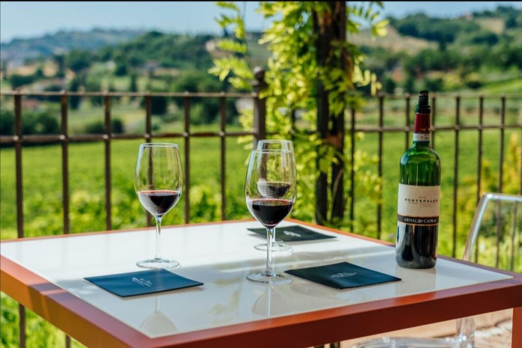 L'été à Montefalco est une émeute d'événements qui célèbrent avec Arnaldo Caprai le territoire, sa riche tradition et son vin au coucher du soleil.