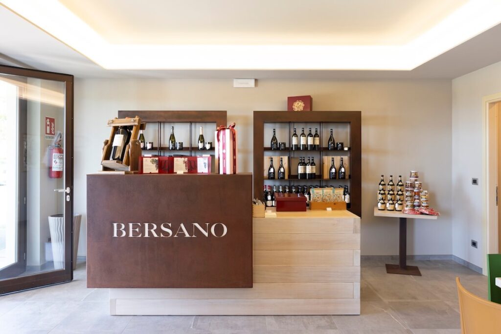 Au cœur des Langhe, le Barolo Badarina de Bersano raconte tradition et longévité. À partir de 2025, Cascina Badarina ouvre ses portes.