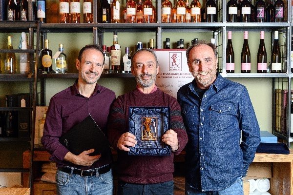 Le Prix « Vigneron comme nous » 2025 revient à Enrico Brizzi
