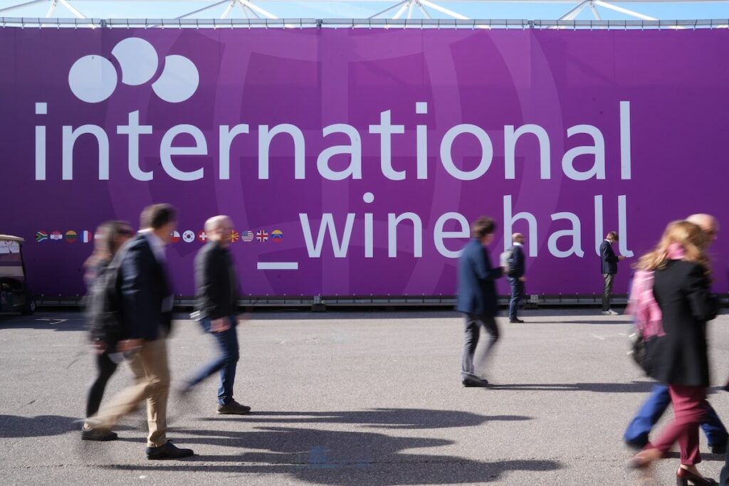 le nouvel aperçu avec les acheteurs à Tirana