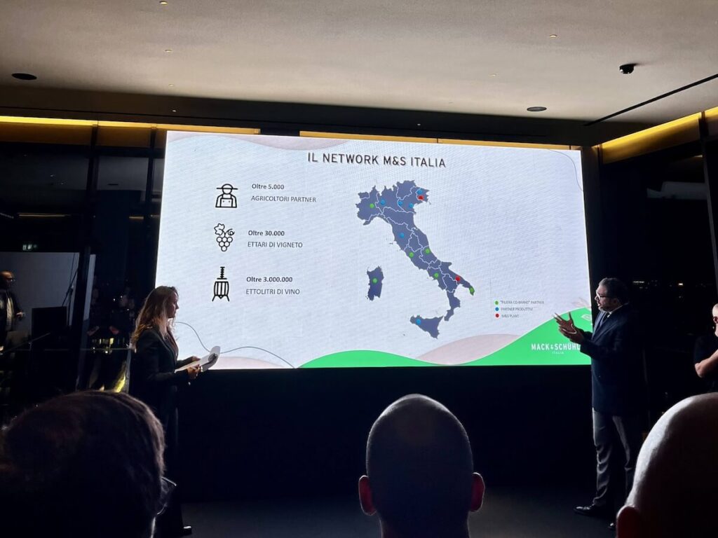 Découvrez Genevitis, le projet Mack & Schühle Italia qui réunit coopératives et designers pour faire connaître le vin italien durable au monde.