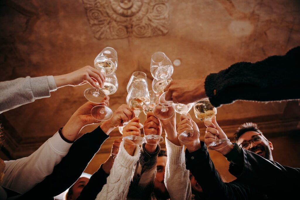 Asti Docg : le toast festif qui ne connaît pas de frontières avec la double âme de l'Asti Spumante et du Moscato d'Asti.