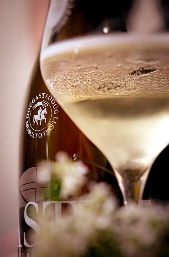 Asti Docg : le toast festif qui ne connaît pas de frontières avec la double âme de l'Asti Spumante et du Moscato d'Asti.
