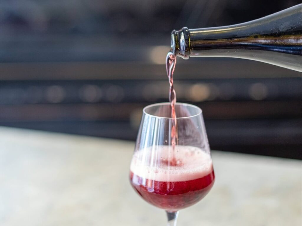Lambrusco Emilia Igt : les bulles qui illuminent les fêtes avec des combinaisons qui illuminent les toasts en racontant des histoires de convivialité.