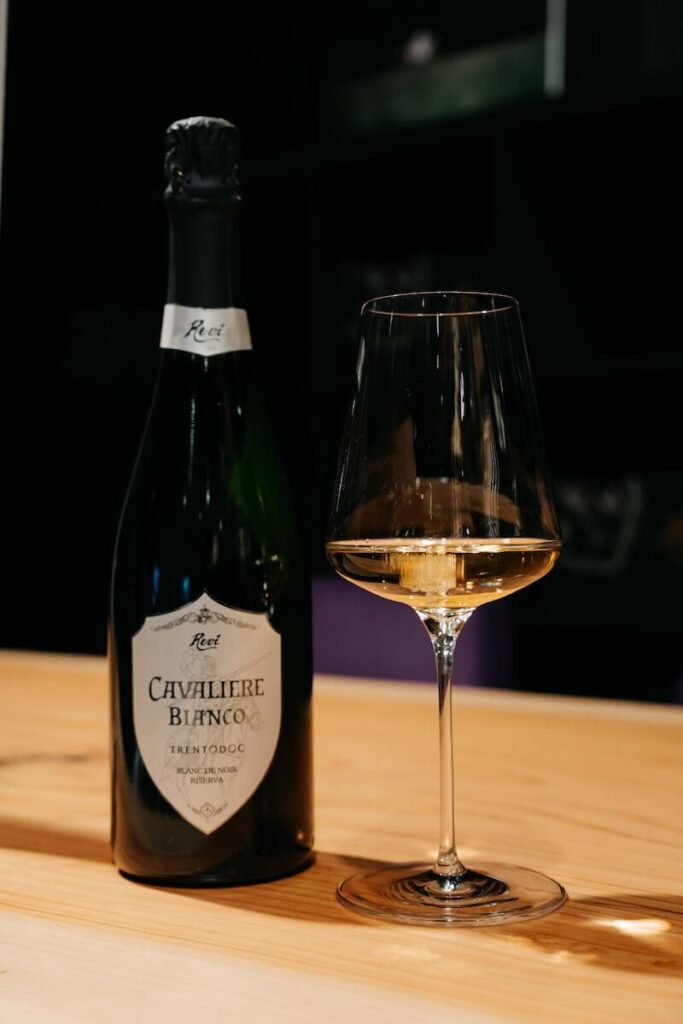 La cave trentinore Reví présente Cavaliere Bianco, sa nouvelle Méthode Classique Trentodoc Blanc de Noir Extra Brut Riserva