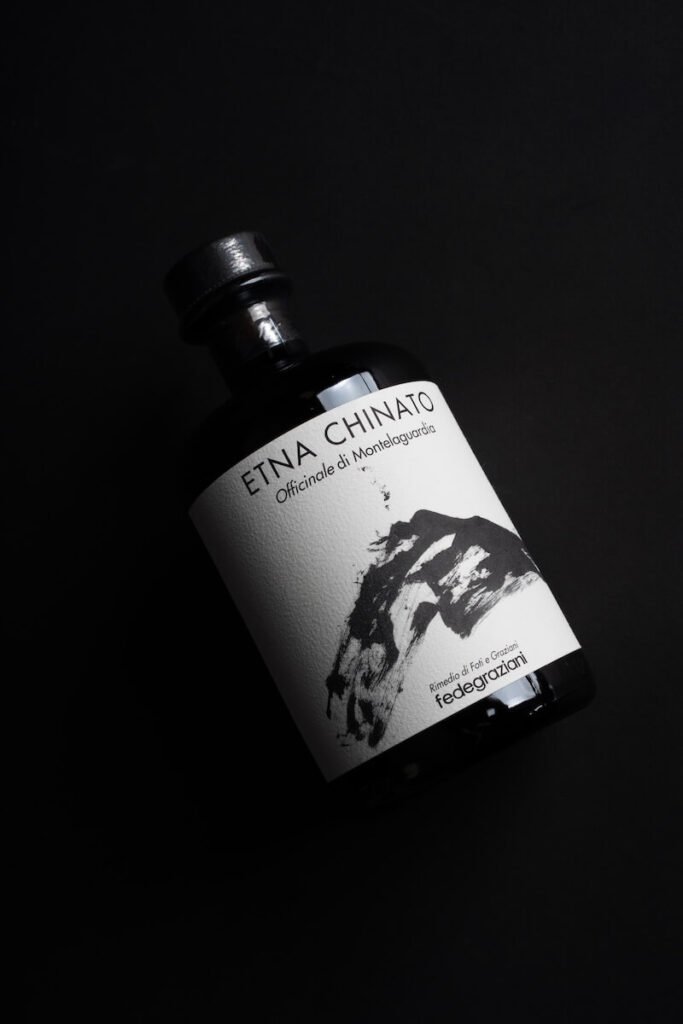 Etna Chinato Federico Graziani avec Irene Foti : le premier élixir volcanique né de l'Etna Rosso et des plantes méditerranéennes pour la haute cuisine.