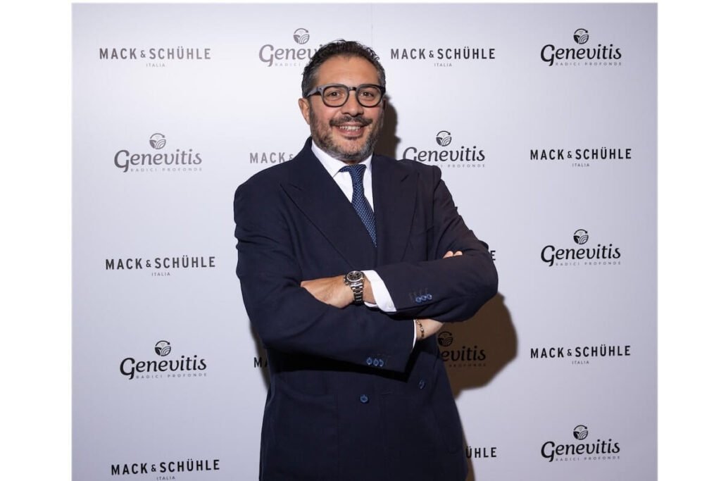 Descubra Genevitis, el proyecto Mack & Schühle Italia que reúne cooperativas y diseñadores para dar a conocer el vino italiano sostenible al mundo.