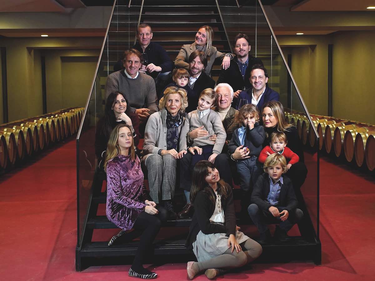 In vista delle festività, l'azienda vitivinicola Fonzone presenta "Legare 2019", il nuovo Taurasi Docg Riserva, frutto di un ambizioso progetto volto a valorizzare il vitigno simbolo della Campania. Questo vino si collega idealmente ad un altro prodotto della Famiglia Fonzone, il Mattodà, un Aglianico in purezza dei Campi Taurasini, il cui nome suggerisce già una relazione con "Legare". Se il Mattodà aveva ridefinito la percezione tradizionale dell'Aglianico con un'interpretazione originale di questo vitigno austero, "Legare" amplifica ulteriormente questa visione dei Fonzone. Si rivela infatti come un Taurasi Riserva incredibilmente espressivo, ricco di sfumature e estremamente piacevole. “Legare racconta la nostra visione di un Aglianico contemporaneo – spiega Silvia Campagnuolo Fonzone, responsabile comunicazione dell’azienda - capace di innovare senza tradire la sua natura. Il nostro nuovo Taurasi nasce da un percorso, iniziato nel 2019 con l’enologo consulente Luca D'Attoma affiancato dal nostro enologo residente Francesco Moriano, che prima ha portato al debutto di Mattoda’, e poi ha visto in Legare un’evoluzione naturale del progetto. Una Riserva il cui 100% della massa macera in anfore di cocciopesto per circa un mese e che matura 5 anni, di cui 1 in cocciopesto, 3 in botte grande e 1 in bottiglia. Un vino complesso, profondo, emozionale”. Il vigneto da cui provengono le uve di Aglianico si trova sul punto più alto del colle di Paternopoli, su un terreno franco-argilloso. Una rigorosa potatura verde, seguita da un'ulteriore selezione dopo l'invaiatura, permette di lasciare pochi grappoli sulla pianta, garantendo una maturazione perfetta. Colore rosso rubino intenso, arricchito da riflessi violacei, Legare presenta profumi di ciliegia visciola e fresche note erbacee, accompagnate da sentori speziati di pepe nero in grani, delicate sfumature di vaniglia e foglie di tabacco essiccate. Al palato è potente ed equilibrato, con una trama tannica fitta e un finale dolce. I tannini sono maturi e mai astringenti, conferendo al vino una lunga persistenza e un sapore profondo. Un Taurasi all’ennesima potenza.