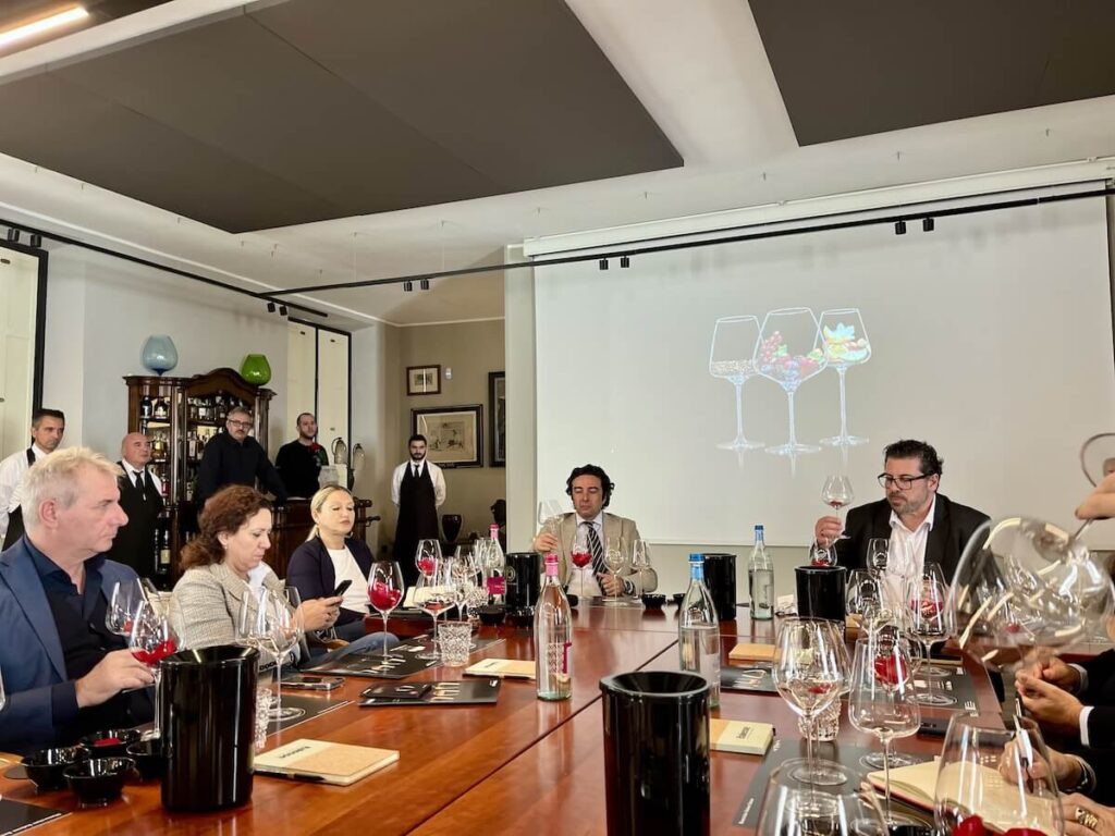 Découvrez la masterclass Italesse à Monza et la collection Trilogy : trois verres conçus pour sublimer les nuances du Champagne et des bulles.