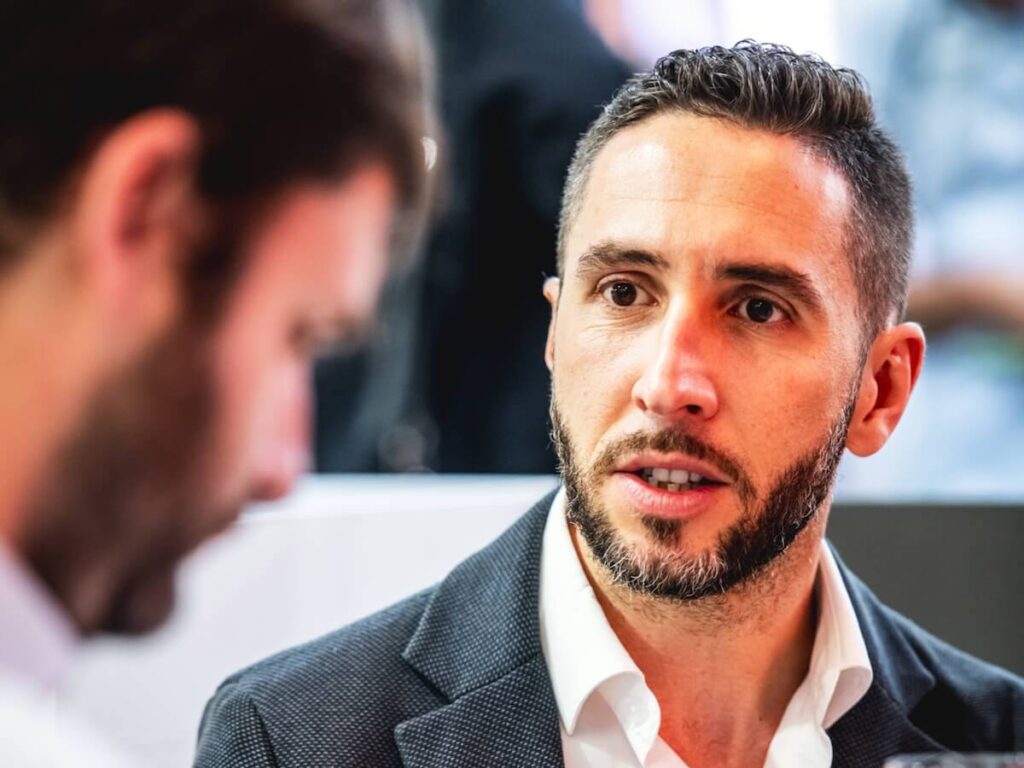 Poggio Antico présente Brunello et Vigna i Poggi 2021 : élégance de haute altitude, nouvelle orientation commerciale et identité de Montalcino au-dessus de 550 mètres.