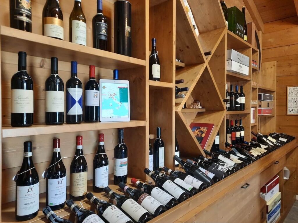 Noël : le guide 2025 des vins de fêtes avec les Carnets WineCouture. L'exemplaire papier peut être récupéré dans les cavistes Vinarius.